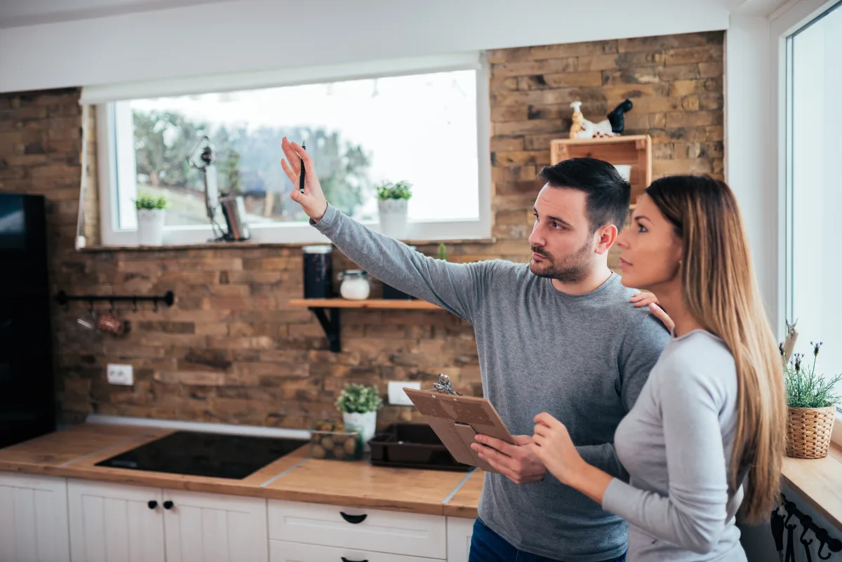 Conseiller Bacle Construction présentant un projet de maison à un couple